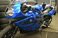 Стайлинг мотоцикла синей зеркальной плёнкой